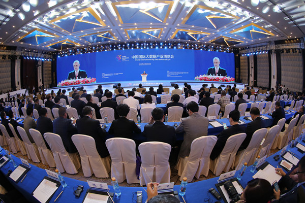 1527758837386006965.jpg 开会.jpg